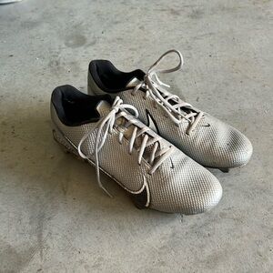 Nike Vapor Men’s Football Cleats
Sz 10.5